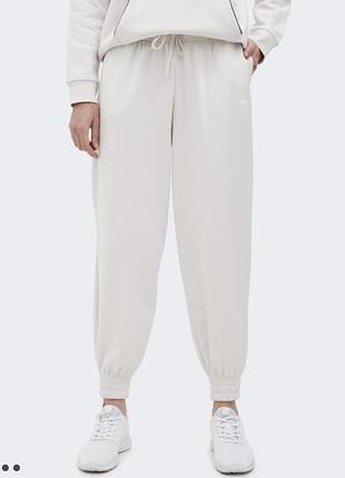 Белые спортивные штаны оверсайз puma