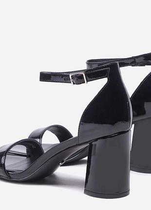 Жіночі лакові босоніжки