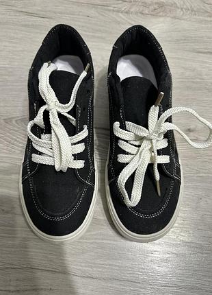 Кеди на високій підошві