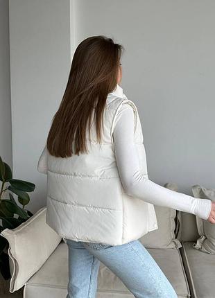 Зручна жіноча жилетка з коміром на кнопках з матової плащівки та великими кишенями