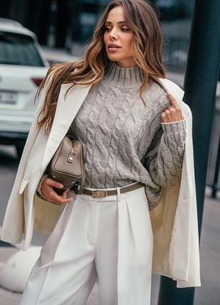 Стильный свитер с косами