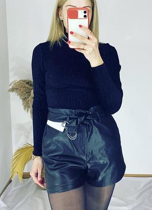 Кожані шорти.