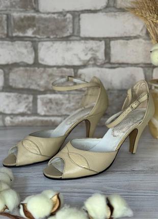 Бежевые винтажные туфли с ремешком