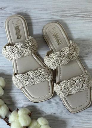 Бежевые шлепанцы на узкую ножку