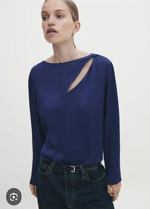 Блуза з вирізом
