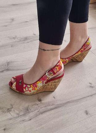 Яркие босоножки цветочный принт 40р