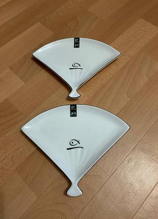 Тарілки для суші плюс підставки для паличок