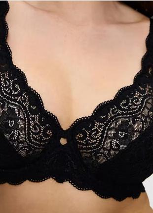 Фирменный бюстик на косточках мягкая чашка. triumph