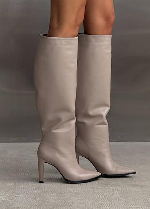 Сапоги трубы женские бежевые / демисезонные сапоги трубы цвета мокко / бежевые сапоги на каблуках / кожаные сапоги на каблуках