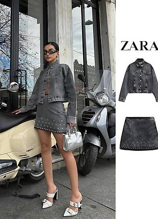 Костюм джинсовая куртка с длинными рукавами и короткая юбка с декором в виде страз