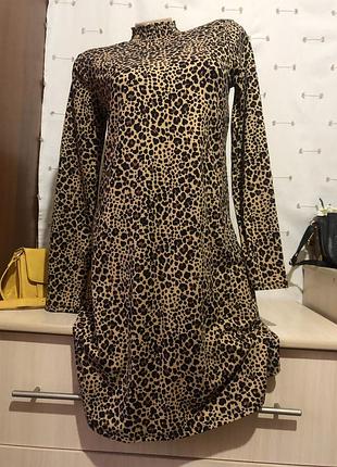 Красива сукня з тигровим принтом