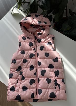 Класна утеплена жилетка в сердечки на дівчинку 9-10 р.