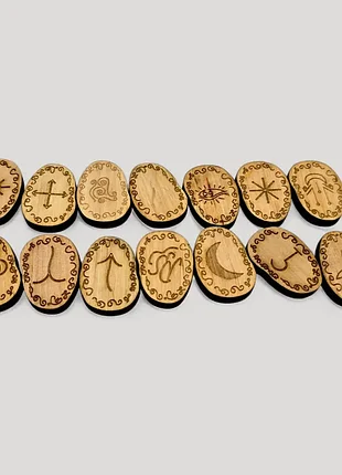 Руны "видьмины" (викканские) светлые, 14 рун (4,2х3,1х0,7 см), массив дерева.