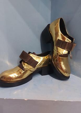 Лоферы золотого цвета
