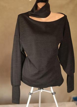 Светр з чокером та пишними рукавами