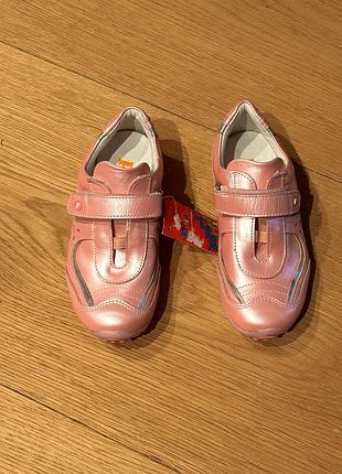 Розовые кожаные кроссовки