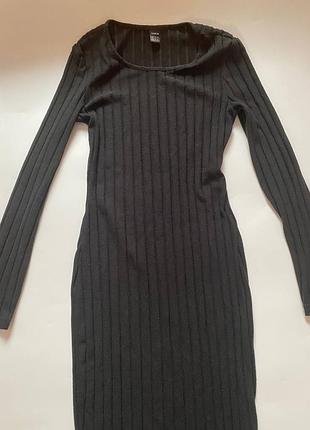 Длинное платье с разрезом на ноге