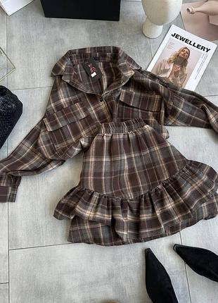 Коричневый фланелевый костюм в клетку рубашка и юбка с воланами