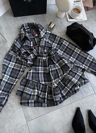 Черный фланелевый костюм в клетку рубашка и юбка с воланами