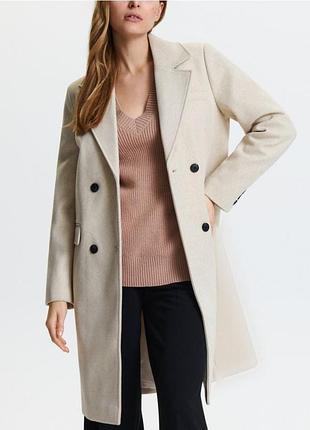 Нове пальто кремового кольору