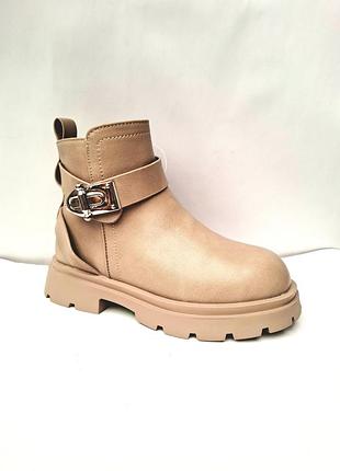 Чобітки черевики дитячі бежеві на замочку,дуже легенькі,гнучкі та м'які,утеплені флісом,стильні,верх еко-шкіра