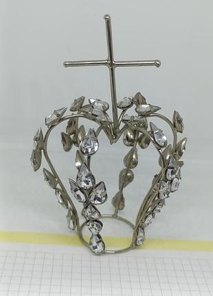 Металлическая корона с камнями.