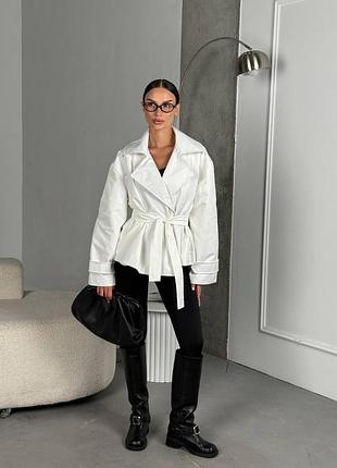 Укороченный тренч свободного кроя на пуговице с воротником с поясом с карманами