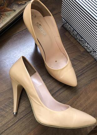 Туфлі бежеві на шпильці лакова натуральна шкіра