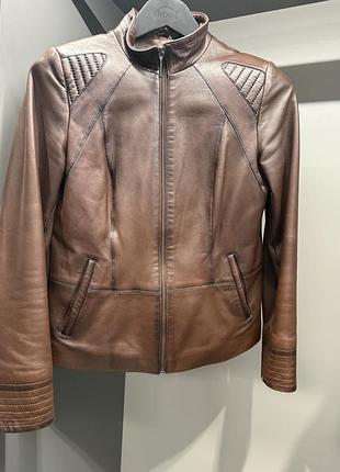 Гарна коричнева шкіряна куртка (як класична, так і байкерська)