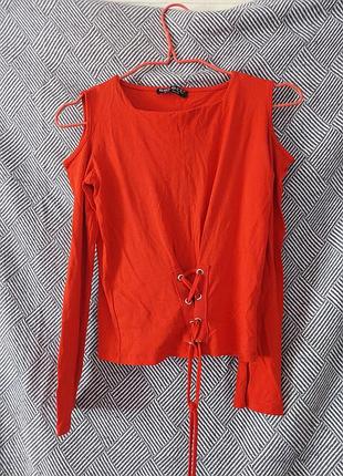 Яркий топ на шнуровке с открытыми плечами