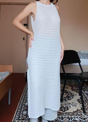 Белое вязаное платье в сетку