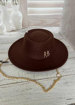 Коричневий капелюшок канотьє з ланцюжком і намистом