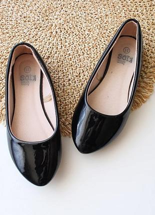 Черные лаковые туфли лодочки