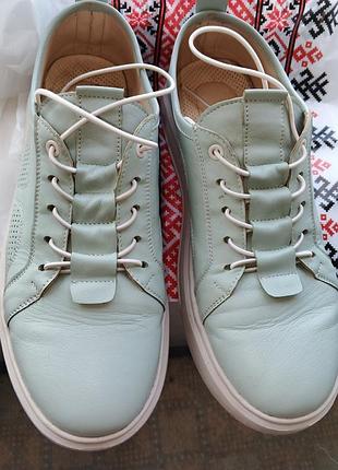 Женские кожаные кроссовки, идеальное состояние.супер мягкие и удобные.