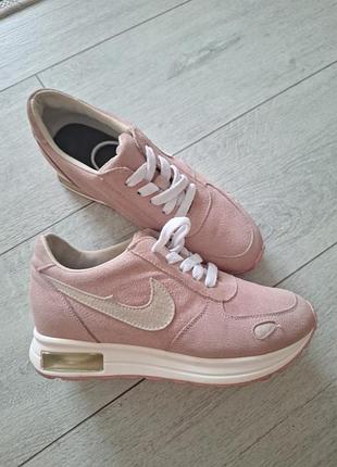 Кроссовки пудровые