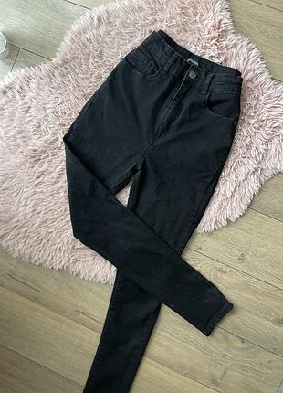 Чорні джинси на високій посадці