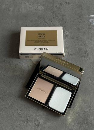 Компактна матеюча пудра guerlain parure gold skin control