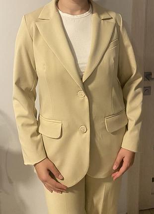 Бежевий класичний костюм бренду оленка мизак olenka myzak
