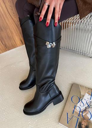 Високі чоботи чорні чоботи з ремінцем чоботи-труби класичні чорні чобітки високі чобітки-труби класичні чоботи з ремінцем чоботи з ремінцями
