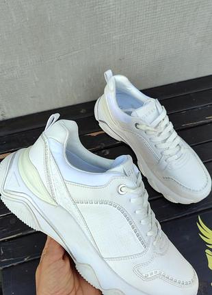 Шикарные кроссовки гуess
