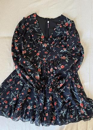 Сукня корсетна. чорна в червону квітку. розмір м.  куплено в begirls