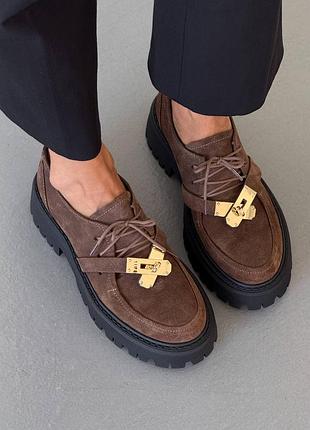 Стильные замшевые туфли дерби на шнуровке цвет тоффи