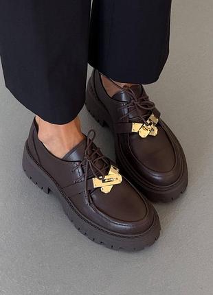 Стильные кожаные коричневые туфли на шнуровке дерби