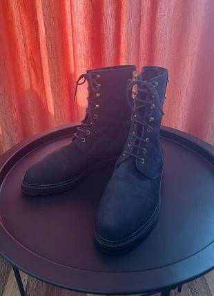 Сині стьобані черевики із золотими прикрасами