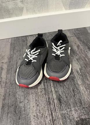 Zara кросівки