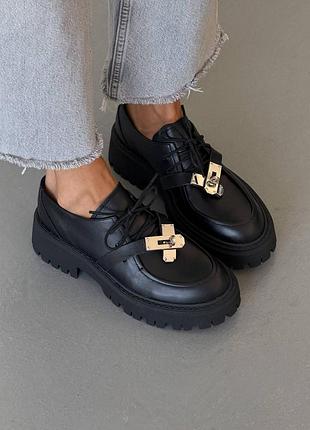 Стильні шкіряні чорні туфлі дербі з шнурками та фурнітурою