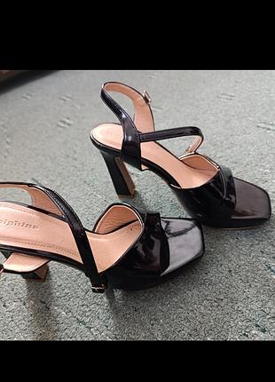 Стильні ексклюзивні лакові босоніжки