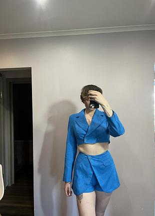 Блакитний костюм. піджак та юбка-шорти. розмір s. без дефектів. український бренд .