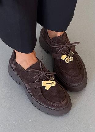 Коричневі замшеві туфлі дербі зі стильною фурнітурою