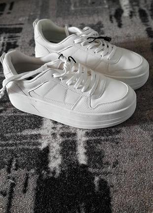 Кроссовки молочного цвета